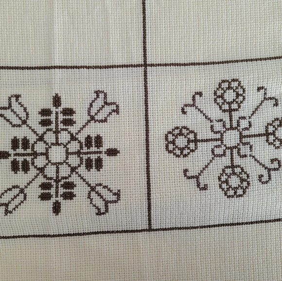 Vintage Handmade 70s-80s Cream/Yellow Cross Stitch Floral Tablecloth 45x43 in - Picture 5 of 6